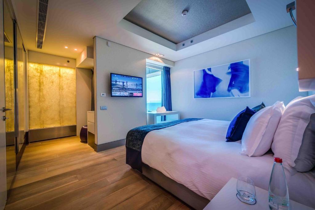 Royal Beach Hotel Tel Aviv By Isrotel Exclusive Room photo A bedroom at the hotel