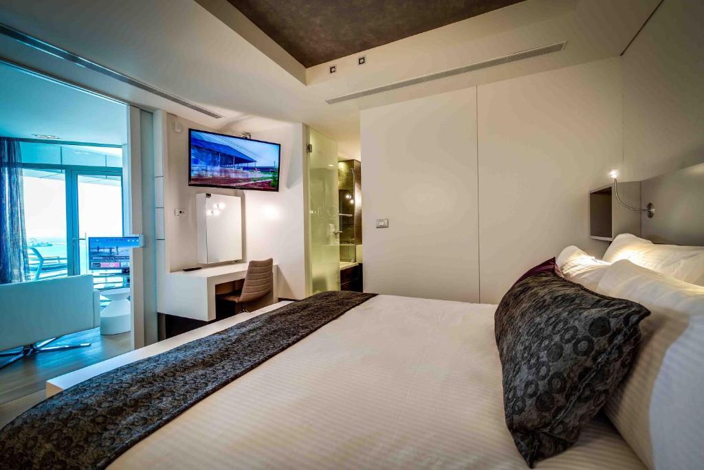 Royal Beach Hotel Tel Aviv By Isrotel Exclusive Room photo A bedroom at the hotel